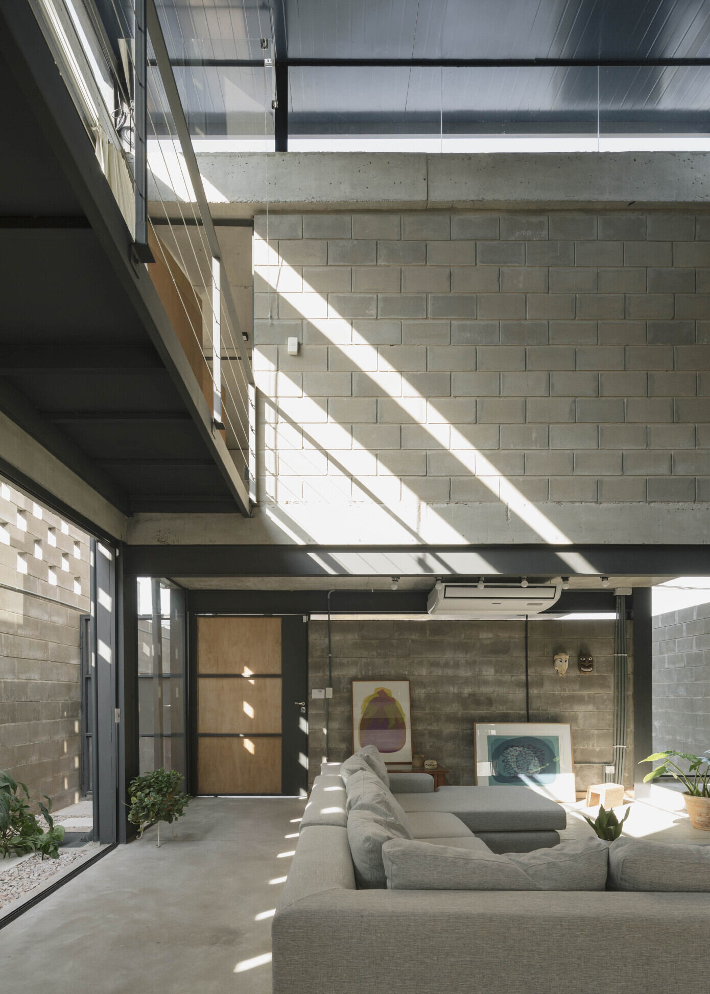 Penta Arquitectura Designs a Spacious and Industrial Concrete Home in Lambaré, Paraguay (9)