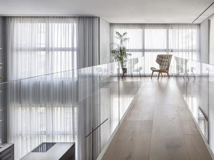 Tal Goldsmith Fish Design Studio Unveils a Modern and Bright Duplex Apartment in Tel Aviv, Israel (10)