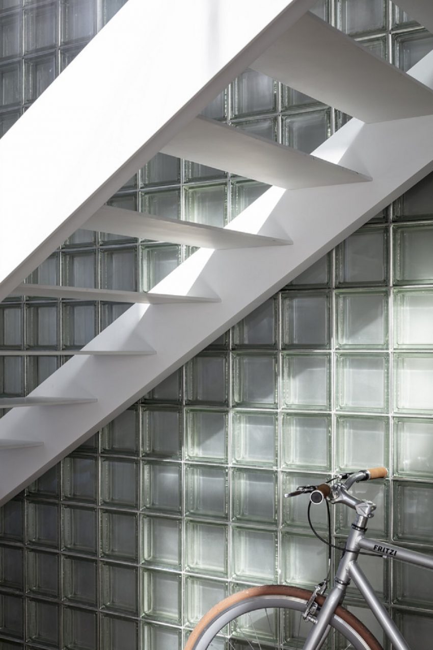 Tal Goldsmith Fish Design Studio Unveils a Modern and Bright Duplex Apartment in Tel Aviv, Israel (13)