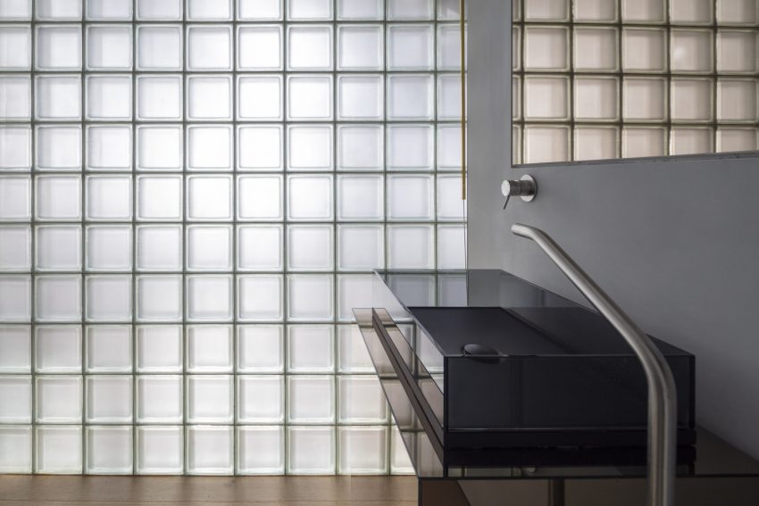 Tal Goldsmith Fish Design Studio Unveils a Modern and Bright Duplex Apartment in Tel Aviv, Israel (14)