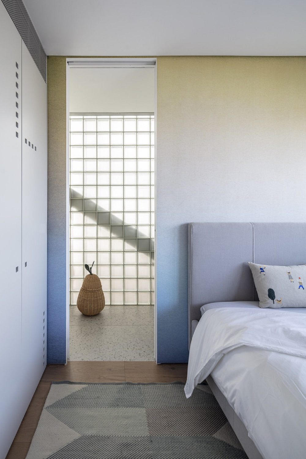 Tal Goldsmith Fish Design Studio Unveils a Modern and Bright Duplex Apartment in Tel Aviv, Israel (20)