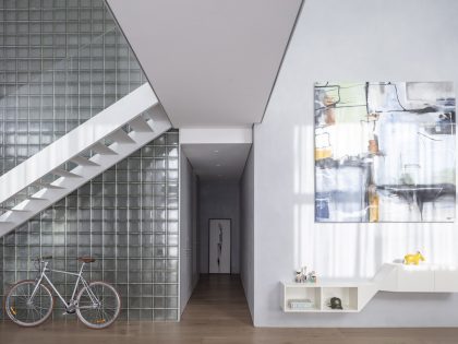 Tal Goldsmith Fish Design Studio Unveils a Modern and Bright Duplex Apartment in Tel Aviv, Israel (5)