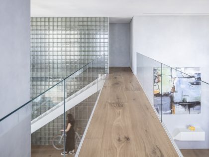 Tal Goldsmith Fish Design Studio Unveils a Modern and Bright Duplex Apartment in Tel Aviv, Israel (6)