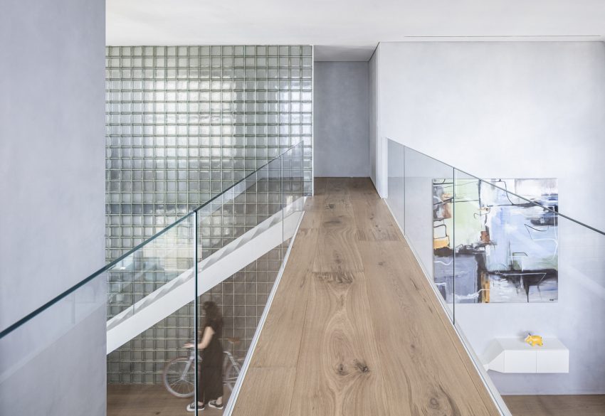 Tal Goldsmith Fish Design Studio Unveils a Modern and Bright Duplex Apartment in Tel Aviv, Israel (6)