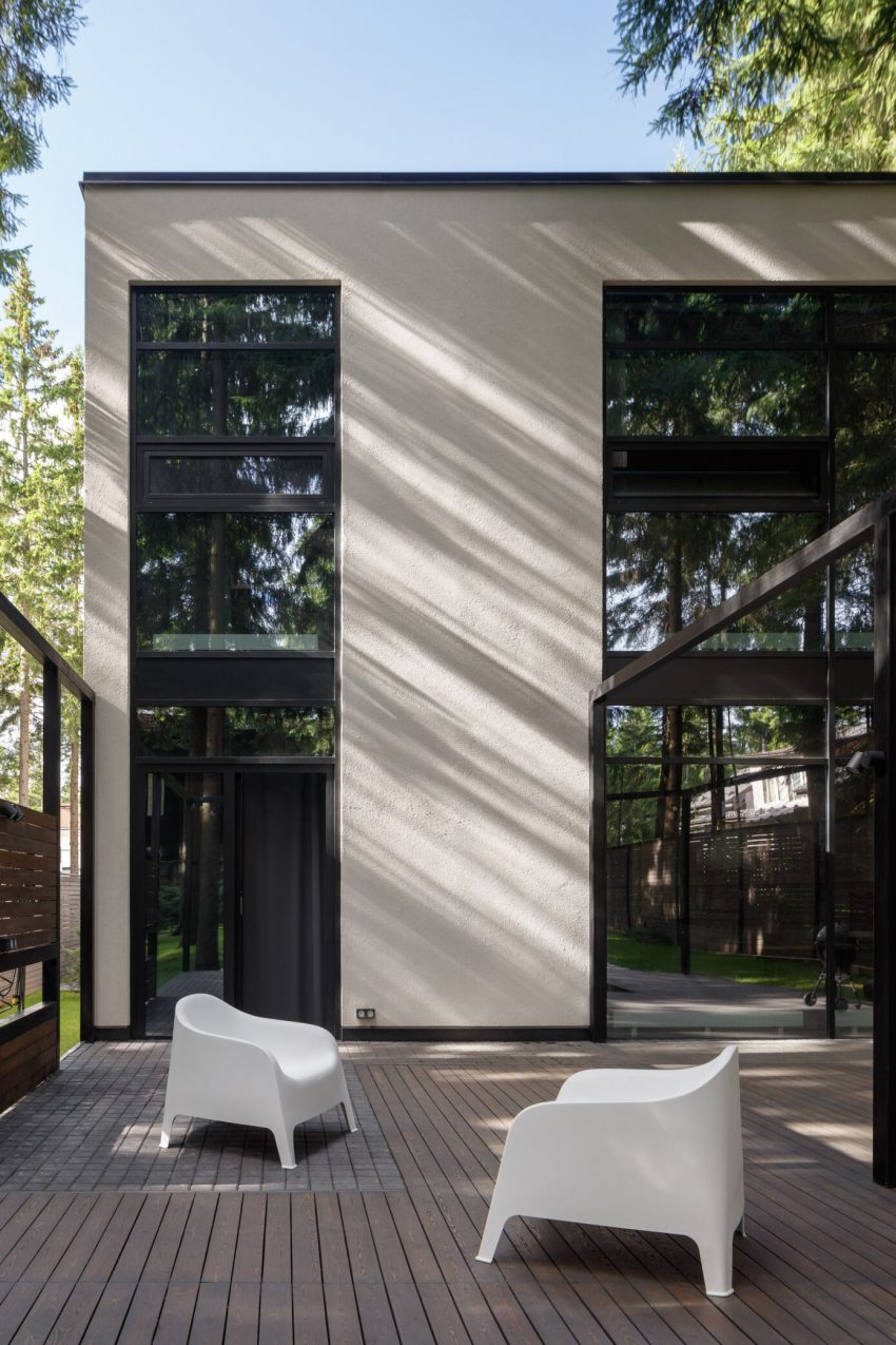 A Modern House Surrounded by Pine Trees and Luxurious Finishes in Moscow by Vladimir Karpenko (17)