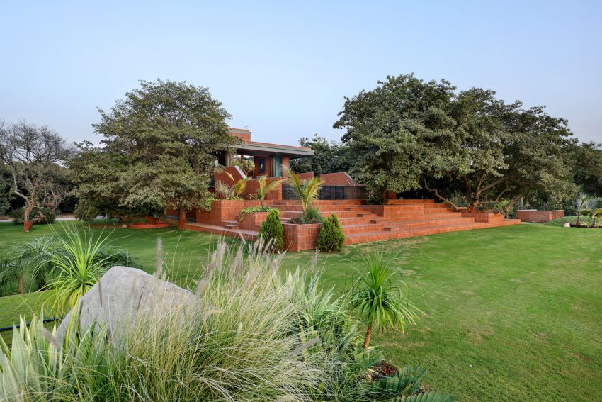 A Beautiful House with Mix of Wood, Metal and Brick, with Earthy Tones in Bharuch, India by Dipen Gada and Associates (46)