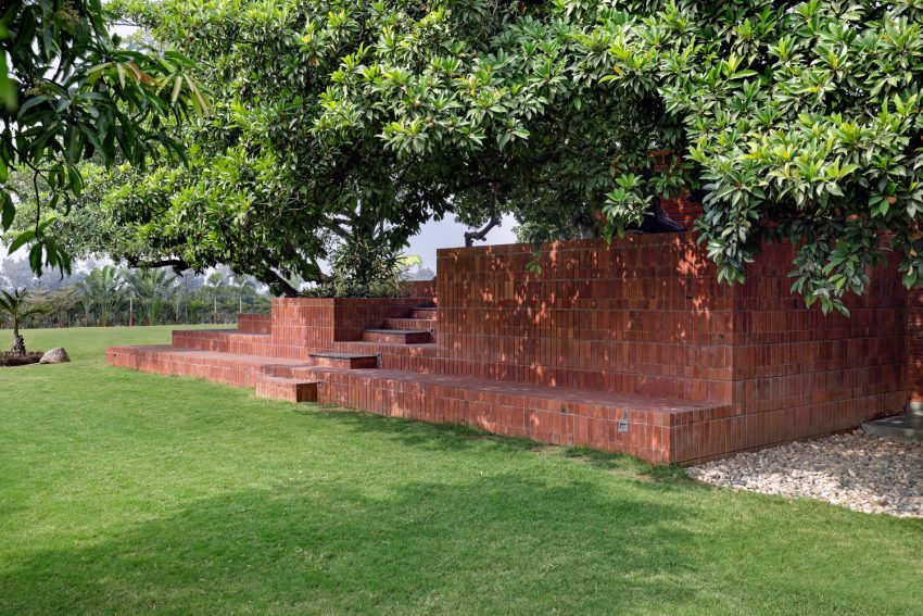 A Beautiful House with Mix of Wood, Metal and Brick, with Earthy Tones in Bharuch, India by Dipen Gada and Associates (47)