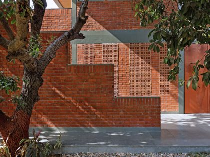 A Beautiful House with Mix of Wood, Metal and Brick, with Earthy Tones in Bharuch, India by Dipen Gada and Associates (48)