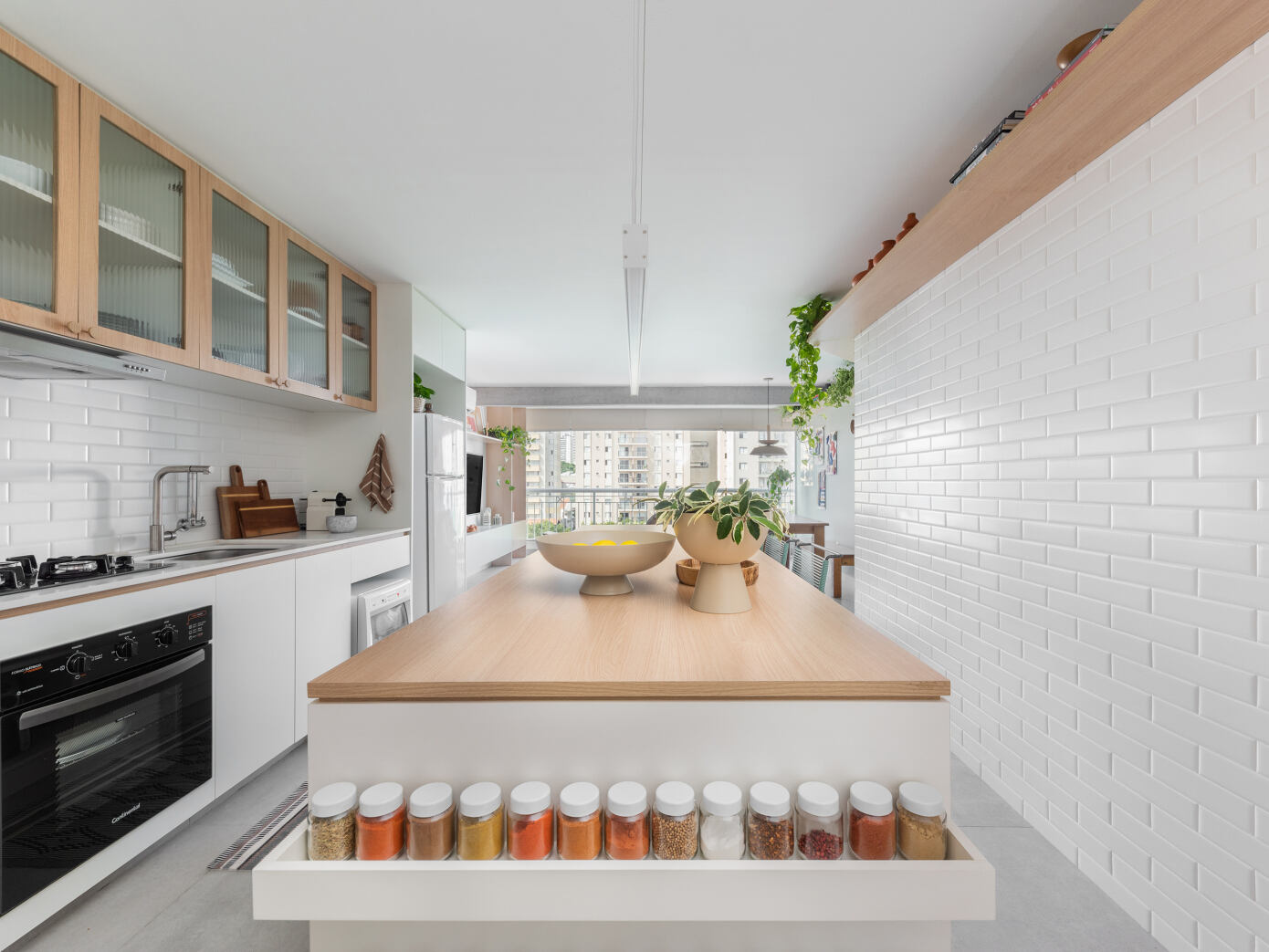 A Beautiful, Light and Inviting Modern Home in São Paulo, Brazil by Vic Calil Arquitetura (3)