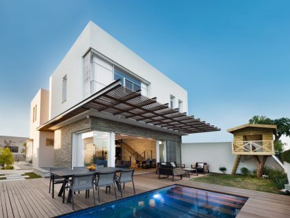 A Bright Modern Home for a Couple and Two Children in Oranit, Israel by Ron Shpigel (1)