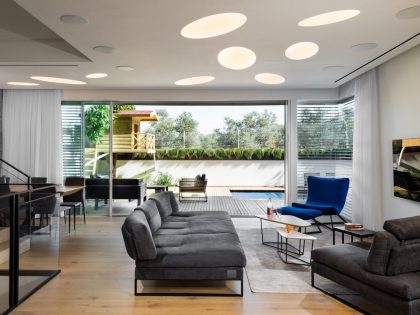 A Bright Modern Home for a Couple and Two Children in Oranit, Israel by Ron Shpigel (4)