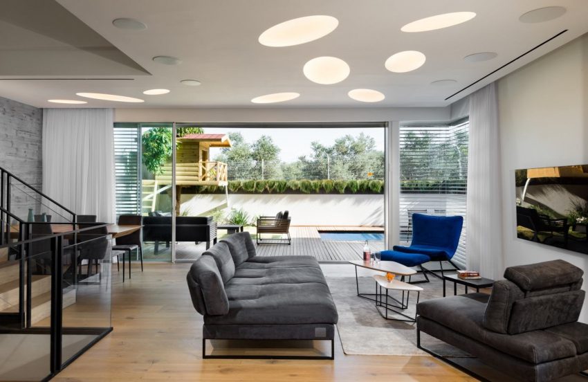 A Bright Modern Home for a Couple and Two Children in Oranit, Israel by Ron Shpigel (4)