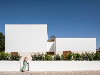 A Bright and Elegant Geometric House for Two Families in Comporta, Portugal by Estúdio AMATAM (17)