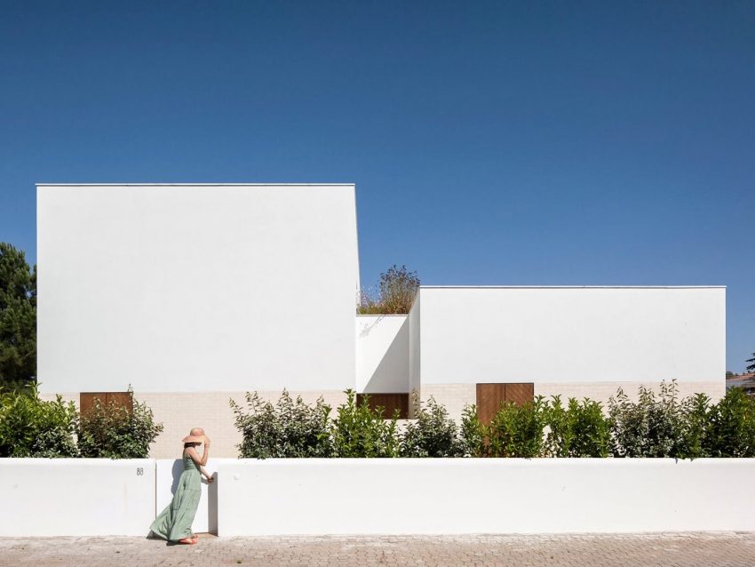 A Bright and Elegant Geometric House for Two Families in Comporta, Portugal by Estúdio AMATAM (17)