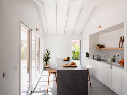 A Bright and Elegant Geometric House for Two Families in Comporta, Portugal by Estúdio AMATAM (7)