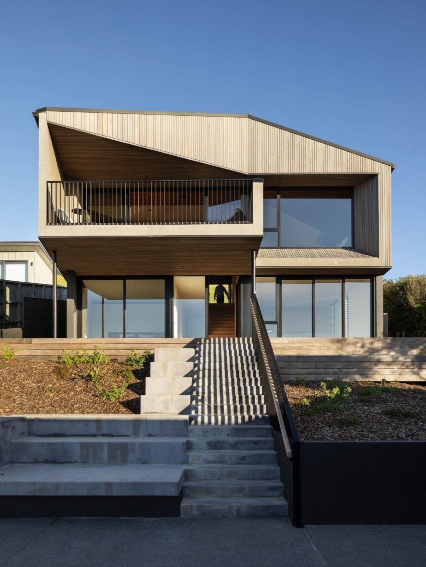 A Charming Beach House with Warm, Cosy and Contemporary Interior in New Zealand by Lloyd Hartley Architects (1)