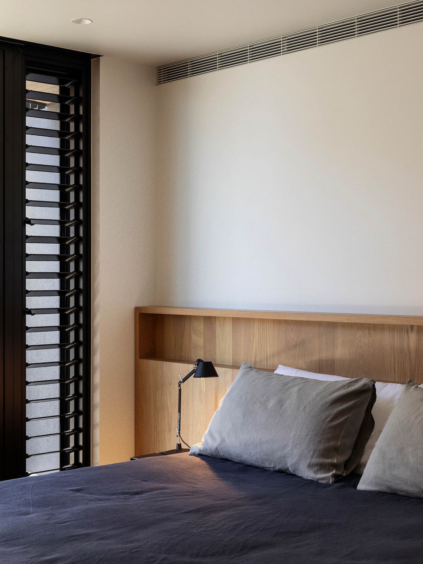 A Charming Beach House with Warm, Cosy and Contemporary Interior in New Zealand by Lloyd Hartley Architects (13)