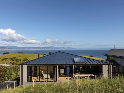A Charming Beach House with Warm, Cosy and Contemporary Interior in New Zealand by Lloyd Hartley Architects (17)