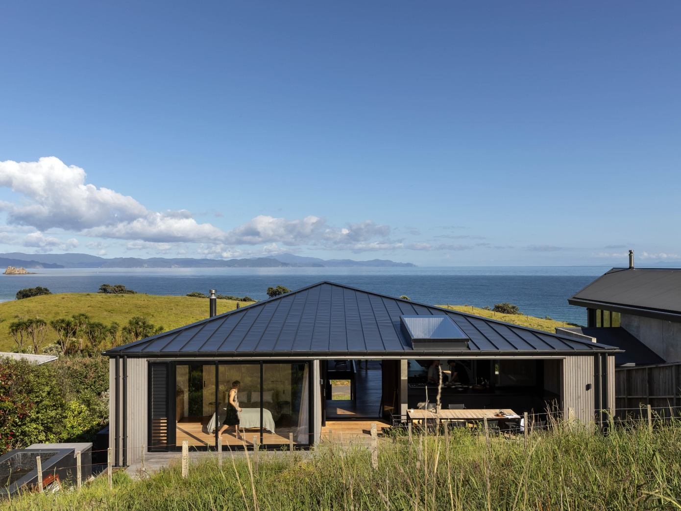 A Charming Beach House with Warm, Cosy and Contemporary Interior in New Zealand by Lloyd Hartley Architects (17)