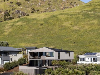 A Charming Beach House with Warm, Cosy and Contemporary Interior in New Zealand by Lloyd Hartley Architects (18)