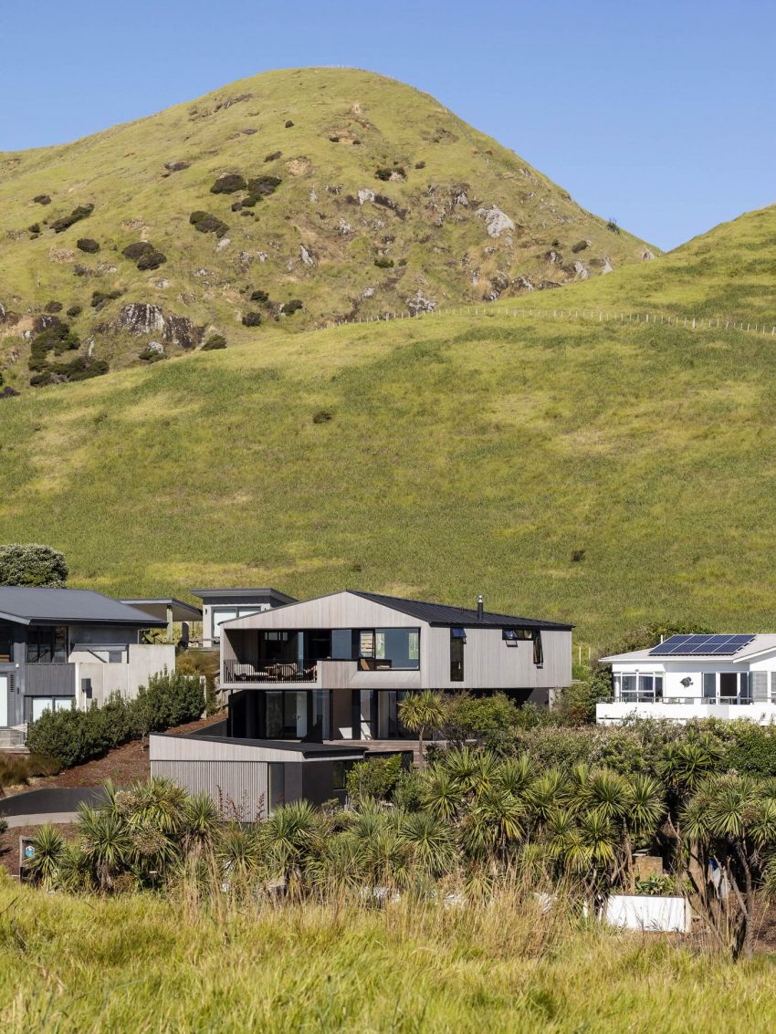 A Charming Beach House with Warm, Cosy and Contemporary Interior in New Zealand by Lloyd Hartley Architects (18)