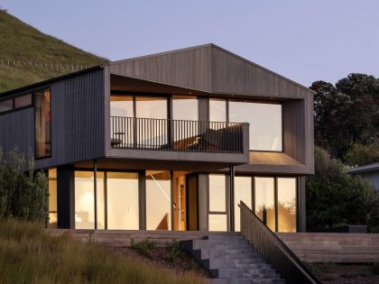 A Charming Beach House with Warm, Cosy and Contemporary Interior in New Zealand by Lloyd Hartley Architects (19)
