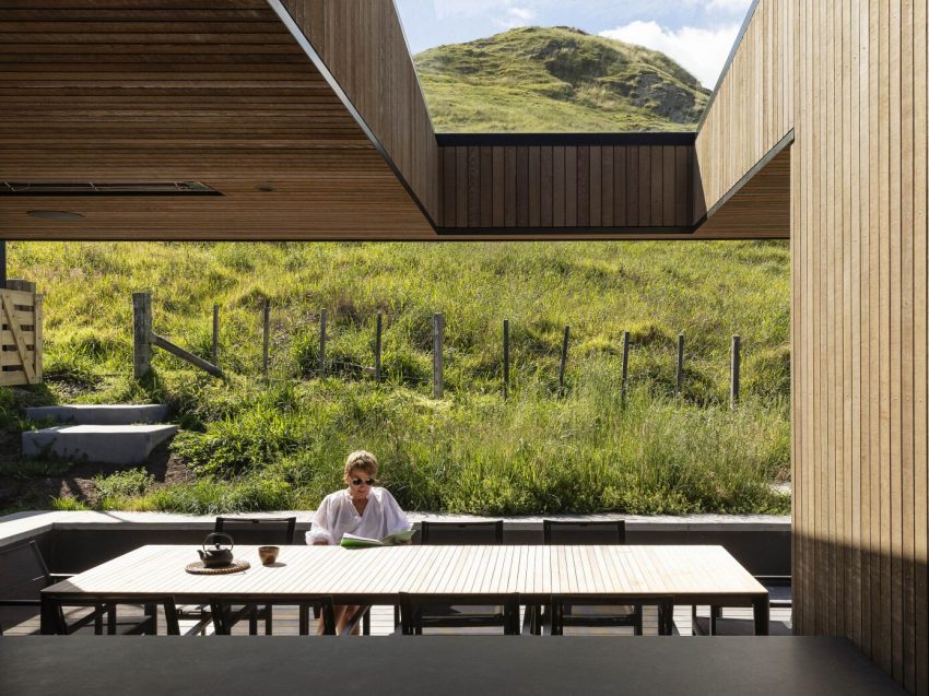 A Charming Beach House with Warm, Cosy and Contemporary Interior in New Zealand by Lloyd Hartley Architects (2)