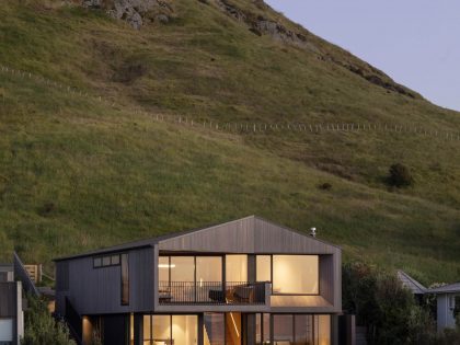 A Charming Beach House with Warm, Cosy and Contemporary Interior in New Zealand by Lloyd Hartley Architects (20)