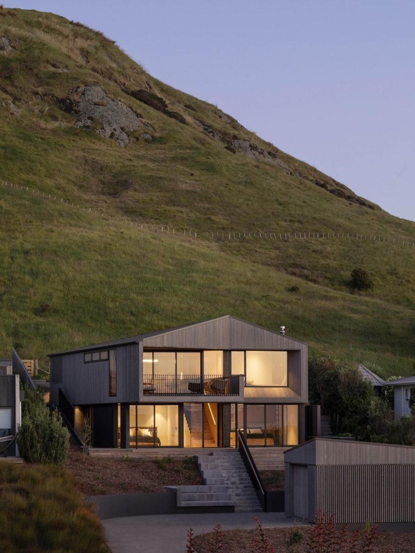 A Charming Beach House with Warm, Cosy and Contemporary Interior in New Zealand by Lloyd Hartley Architects (20)