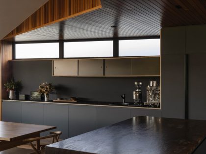A Charming Beach House with Warm, Cosy and Contemporary Interior in New Zealand by Lloyd Hartley Architects (5)