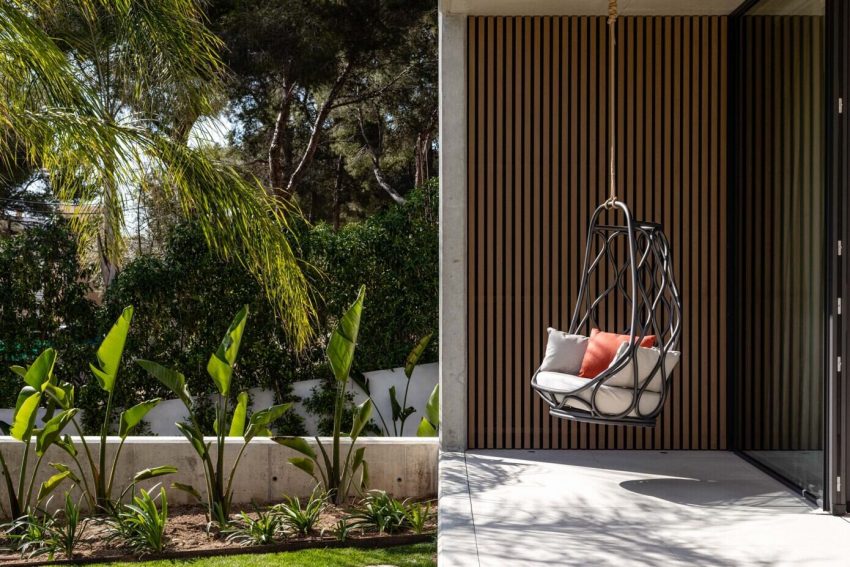 A Concrete Home with Beautiful View of Pool and Garden in Santa Ponsa, Mallorca by Jaime Salvá (34)