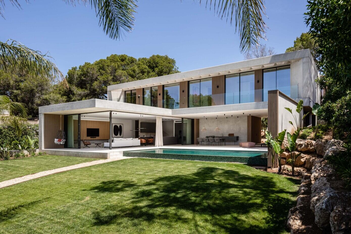 A Concrete Home with Beautiful View of Pool and Garden in Santa Ponsa, Mallorca by Jaime Salvá (37)