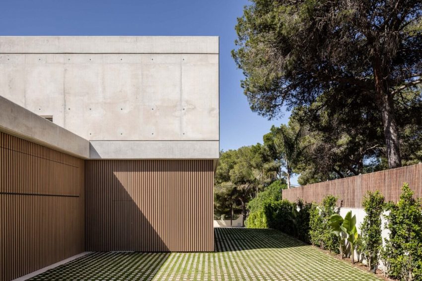 A Concrete Home with Beautiful View of Pool and Garden in Santa Ponsa, Mallorca by Jaime Salvá (45)