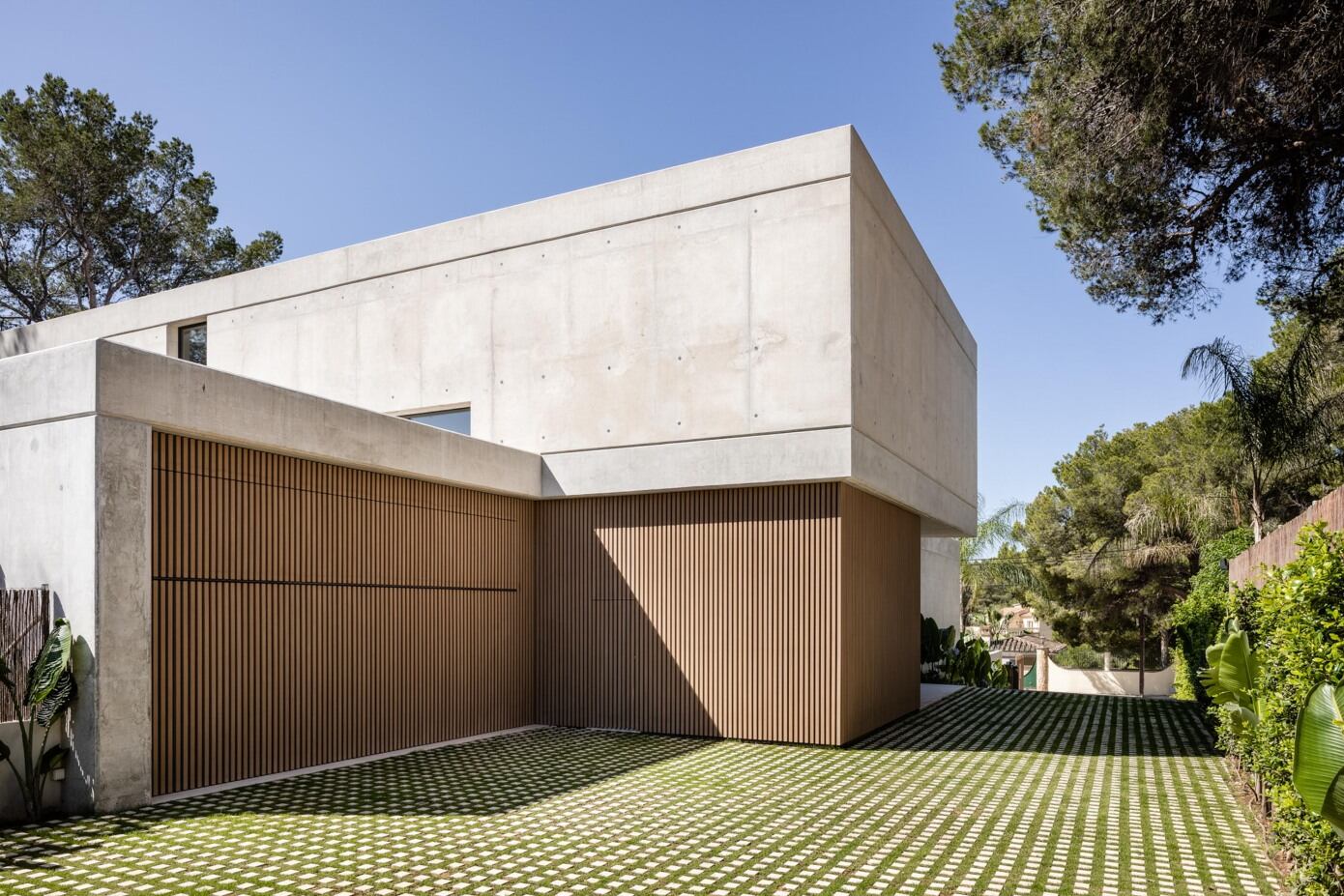 A Concrete Home with Beautiful View of Pool and Garden in Santa Ponsa, Mallorca by Jaime Salvá (46)
