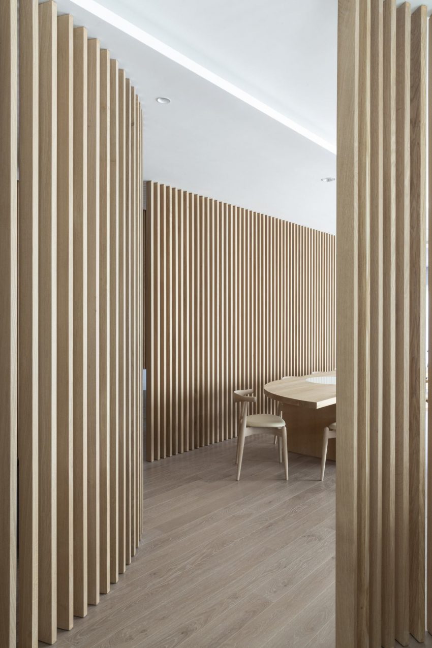 A Contemporary Apartment with a Variety of Wood Partition Walls in Rome, Italy by Filippo Bombace (7)