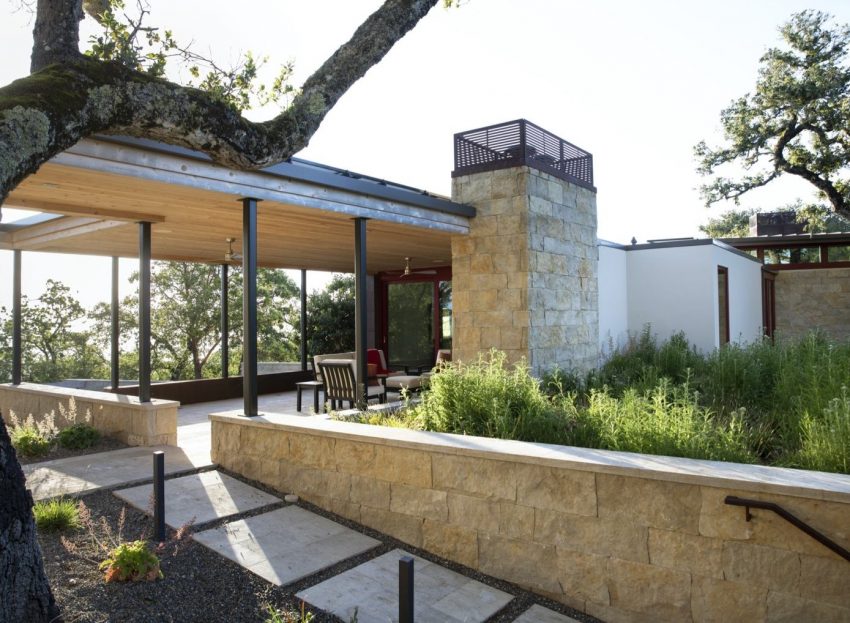 A Contemporary Home Offers Stunning Views of Surrounding Landscape in Carmel-by-the-Sea, California by Arterra Landscape Architects (11)