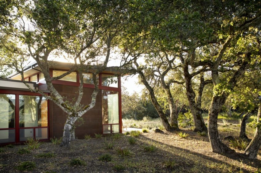 A Contemporary Home Offers Stunning Views of Surrounding Landscape in Carmel-by-the-Sea, California by Arterra Landscape Architects (12)