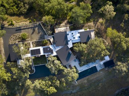 A Contemporary Home Offers Stunning Views of Surrounding Landscape in Carmel-by-the-Sea, California by Arterra Landscape Architects (15)