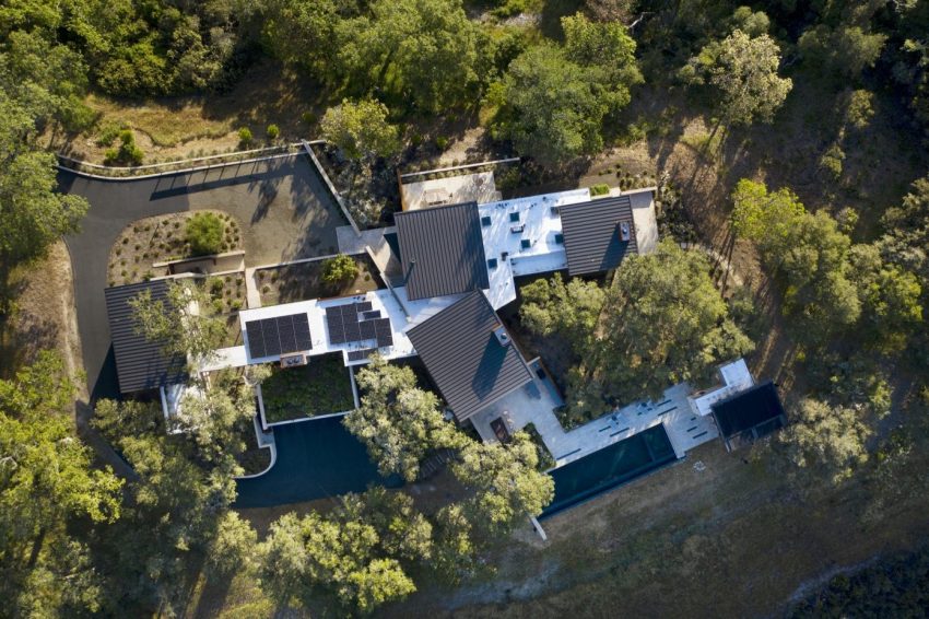 A Contemporary Home Offers Stunning Views of Surrounding Landscape in Carmel-by-the-Sea, California by Arterra Landscape Architects (15)