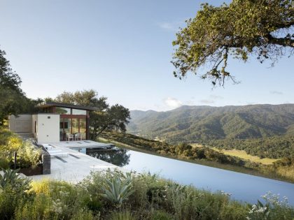 A Contemporary Home Offers Stunning Views of Surrounding Landscape in Carmel-by-the-Sea, California by Arterra Landscape Architects (9)