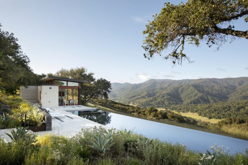 A Contemporary Home Offers Stunning Views of Surrounding Landscape in Carmel-by-the-Sea, California by Arterra Landscape Architects (9)