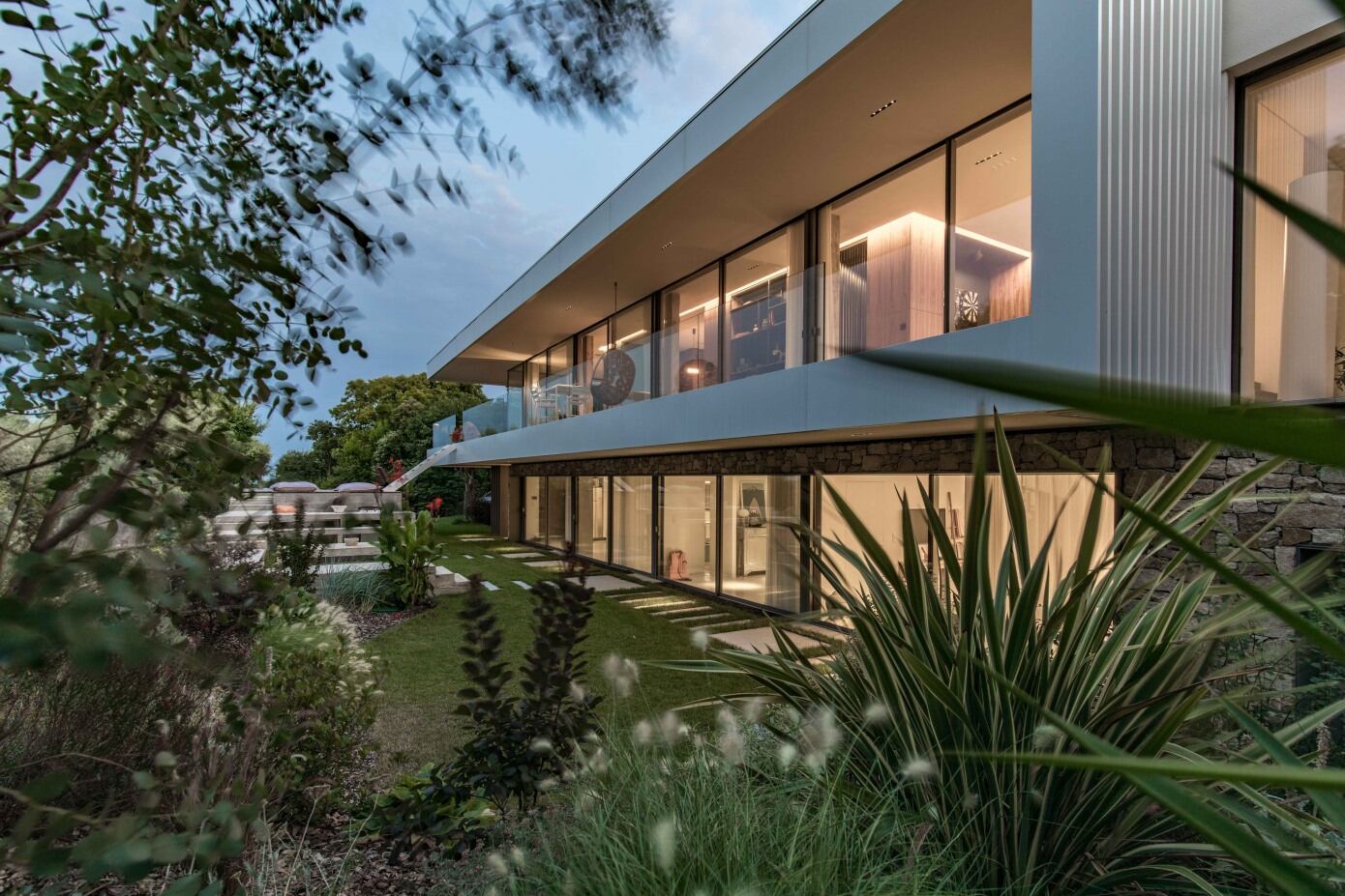 A Contemporary Home with a Warm and Intimate Atmosphere in Montpellier, France by Brengues Le Pavec (18)