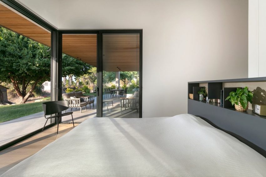A Contemporary House Full of Charm in Givat Nili, Israel by Itzik Niv (13)