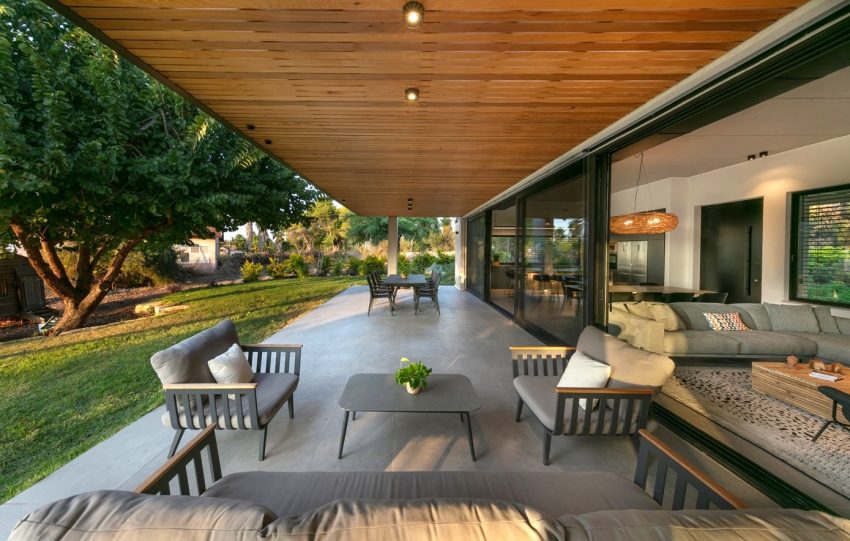 A Contemporary House Full of Charm in Givat Nili, Israel by Itzik Niv (16)