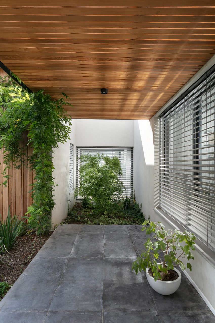 A Contemporary House Full of Charm in Givat Nili, Israel by Itzik Niv (17)
