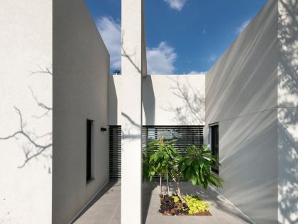 A Contemporary House Full of Charm in Givat Nili, Israel by Itzik Niv (18)