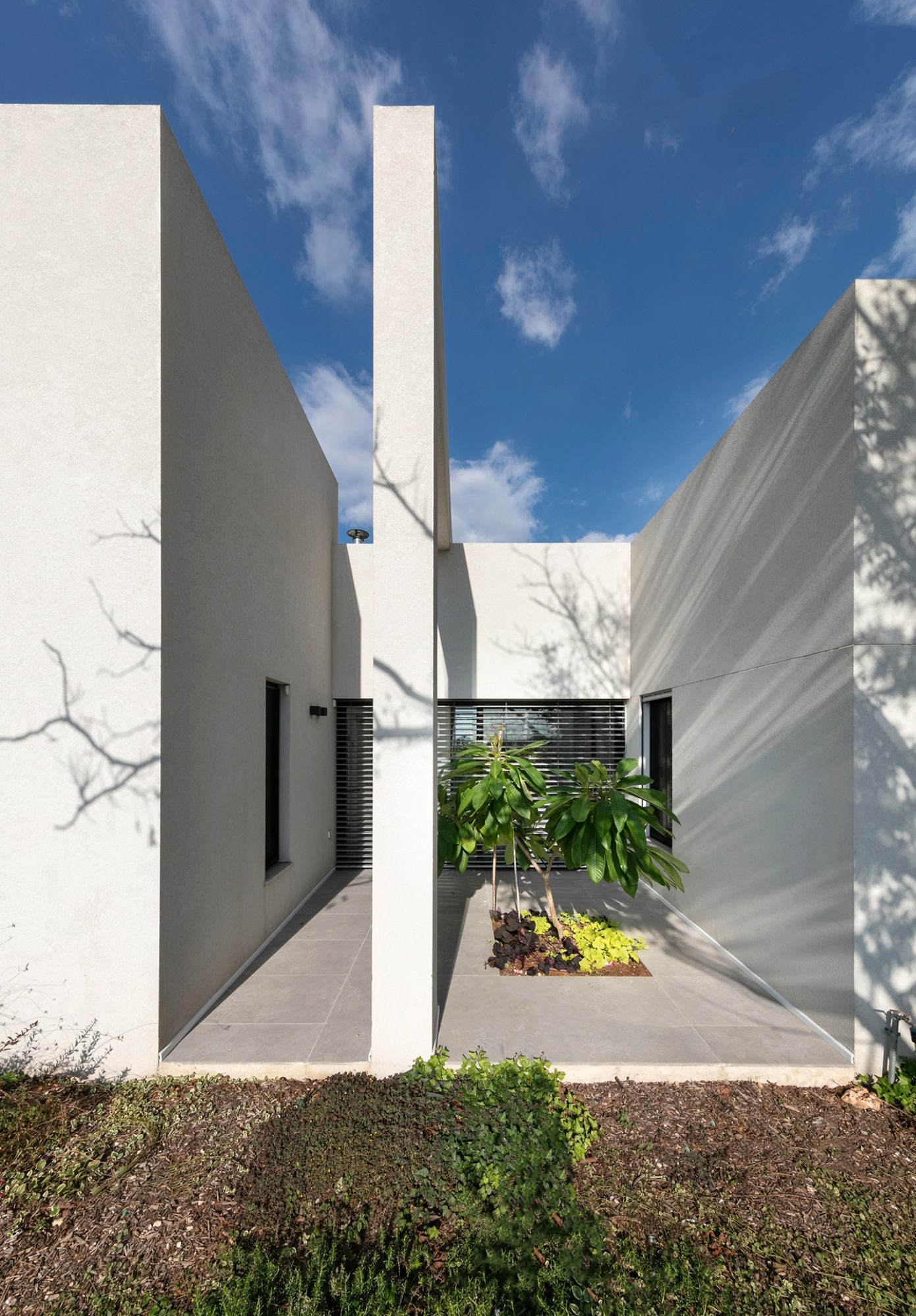 A Contemporary House Full of Charm in Givat Nili, Israel by Itzik Niv (18)