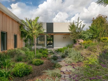 A Contemporary House Full of Charm in Givat Nili, Israel by Itzik Niv (19)