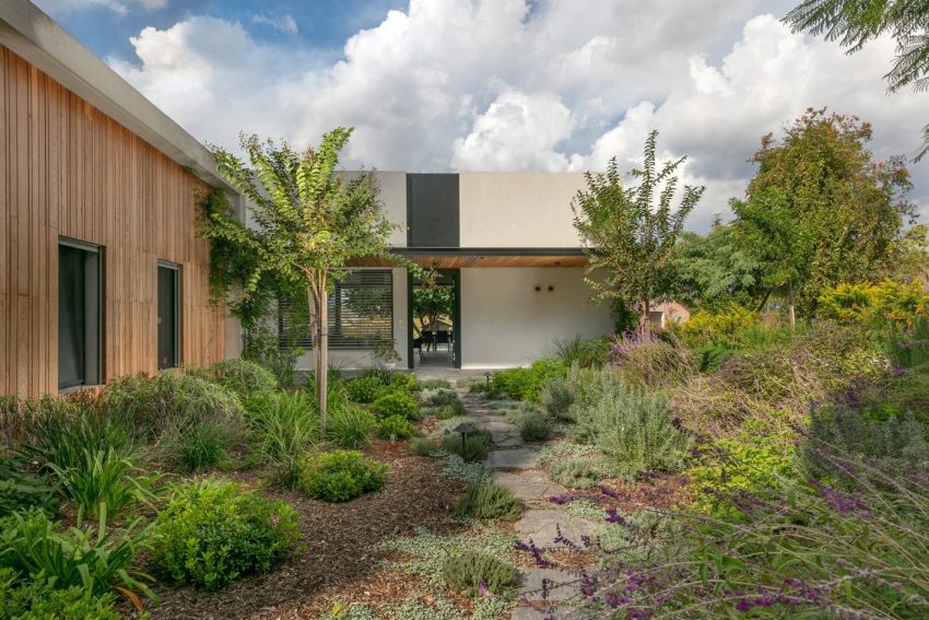 A Contemporary House Full of Charm in Givat Nili, Israel by Itzik Niv (19)