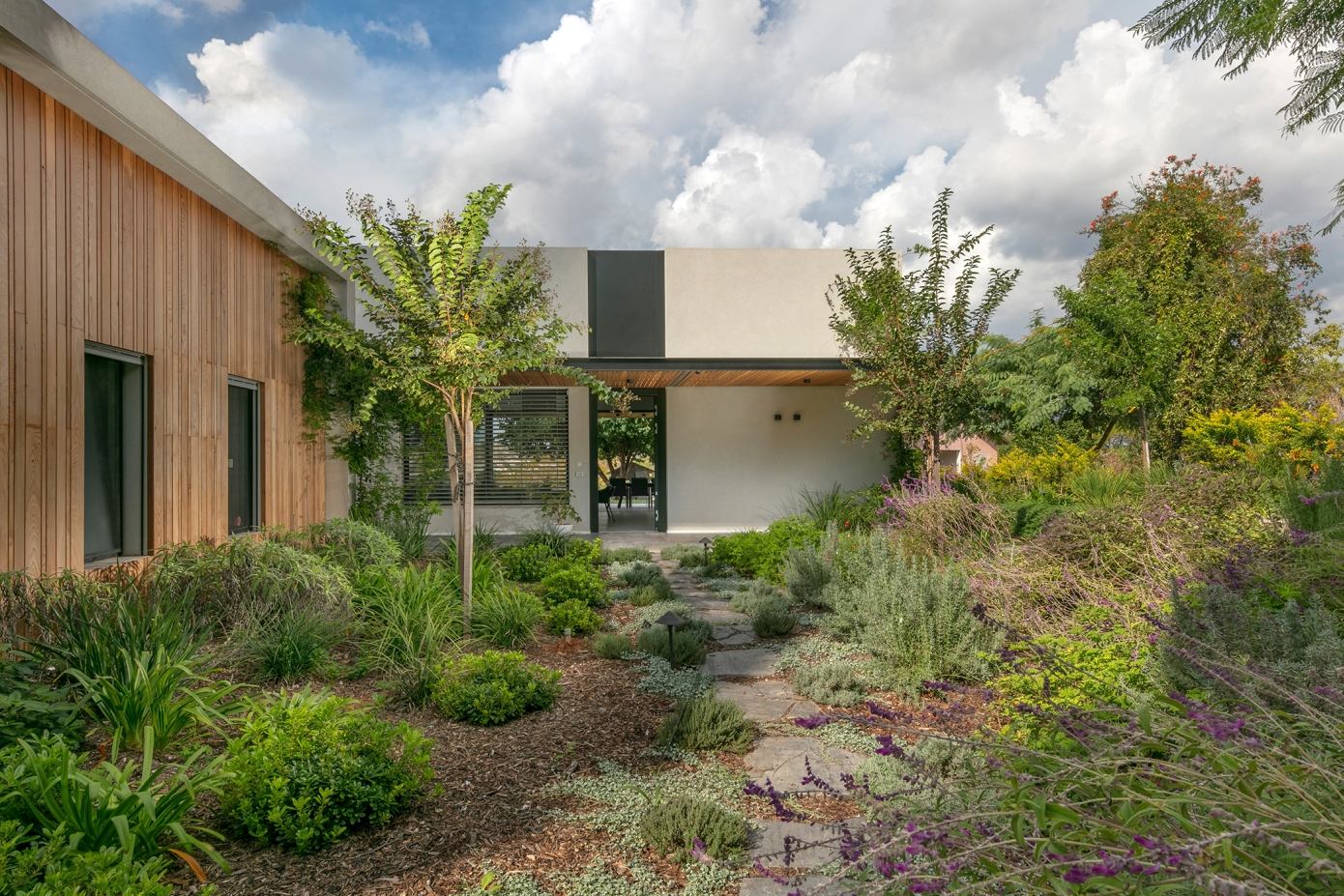 A Contemporary House Full of Charm in Givat Nili, Israel by Itzik Niv (19)